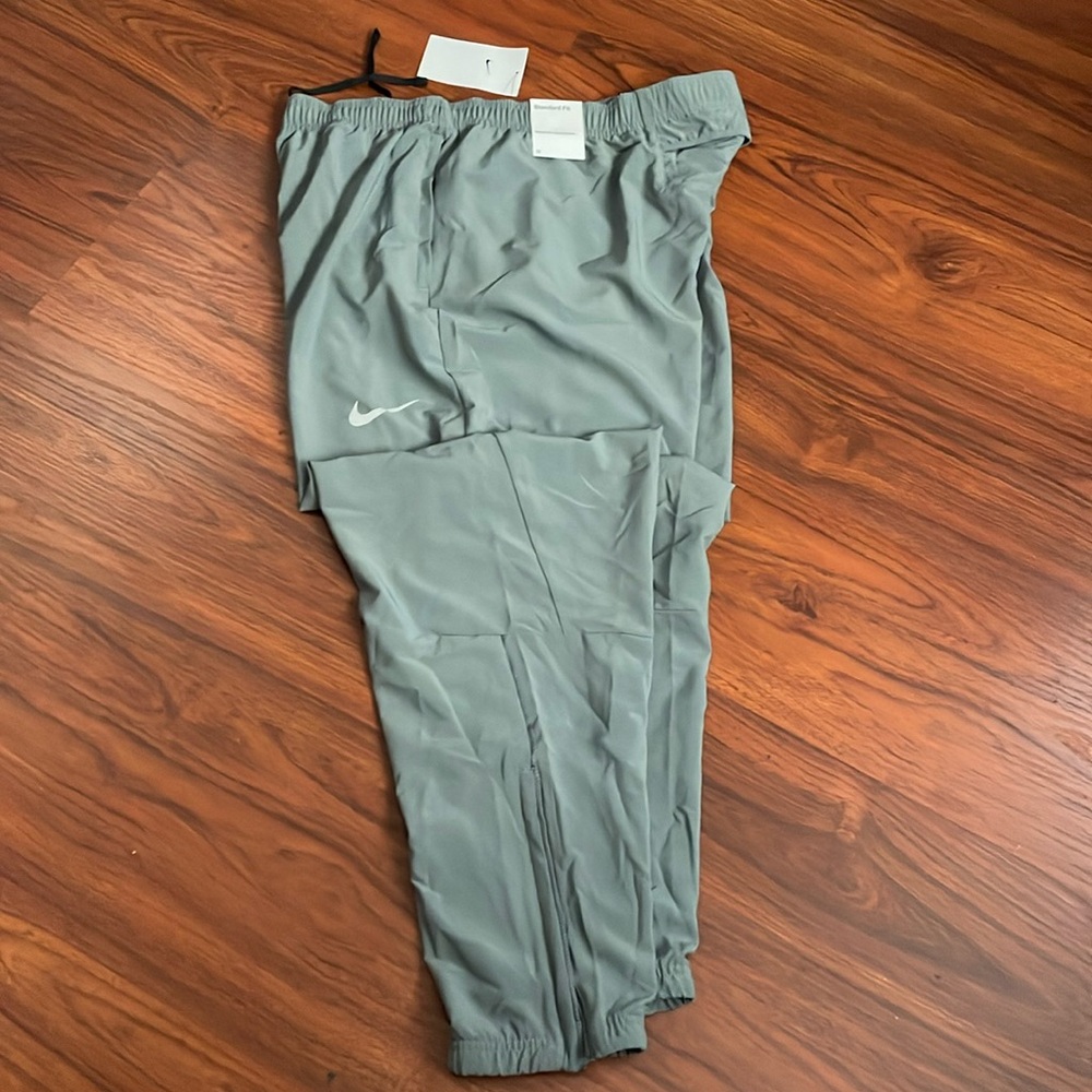 New Men’s Nike Dri-Fit challenger woven running pants gray sz XL. NWT DB4110-084